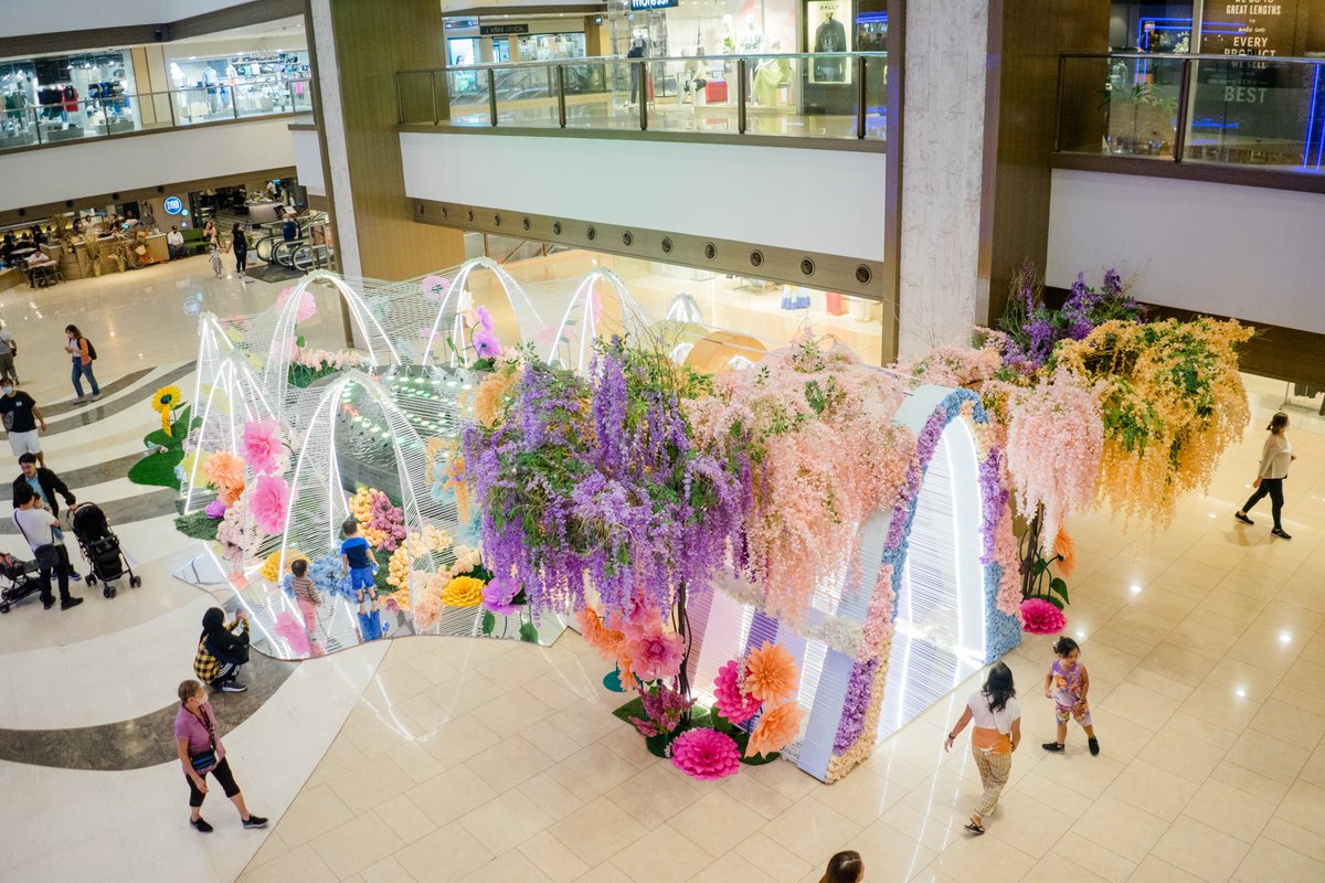 The Grand Atrium is in full bloom for Mother's Day! Get mom to see the fantastic creations of sought-after international floral and event designer Gideon Hermosa and the House of Hermosa!