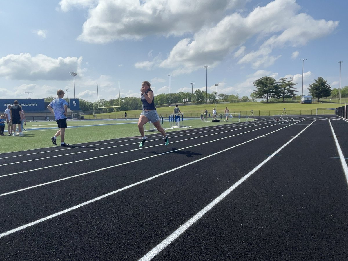 SCBulldogTrack's tweet photo. Beautiful kickoff to sectional week! Bulldogs 🐶 moving fast 💨 &amp; preparing to do awesome things come Saturday ☀️! 
30 yd fly top 🐶 
👦 
🥇 Cole - 2.94
🥈 Tayber - 2.96
🥉 Evan - 2.97
👧 
🥇 Reece - 3.13
🥈 Lacey - 3.59
🥉 Kelsey - 3.69
#SouthsideSpeed https://t.co/29OVBdBVOY