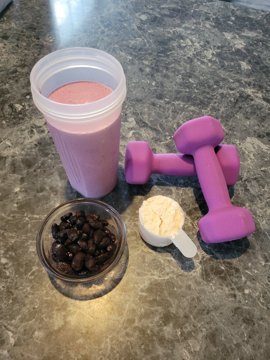 #Haskaps are a great #muscleperformanceenhancer due to their high #polyphenol content and make a great addition to any #proteinshake as part of your #fitnessroutine! Just blend milk, yogurt #haskapberries, a banana, ice cubes and your preferred #vanillaproteinpowder and #enjoy!