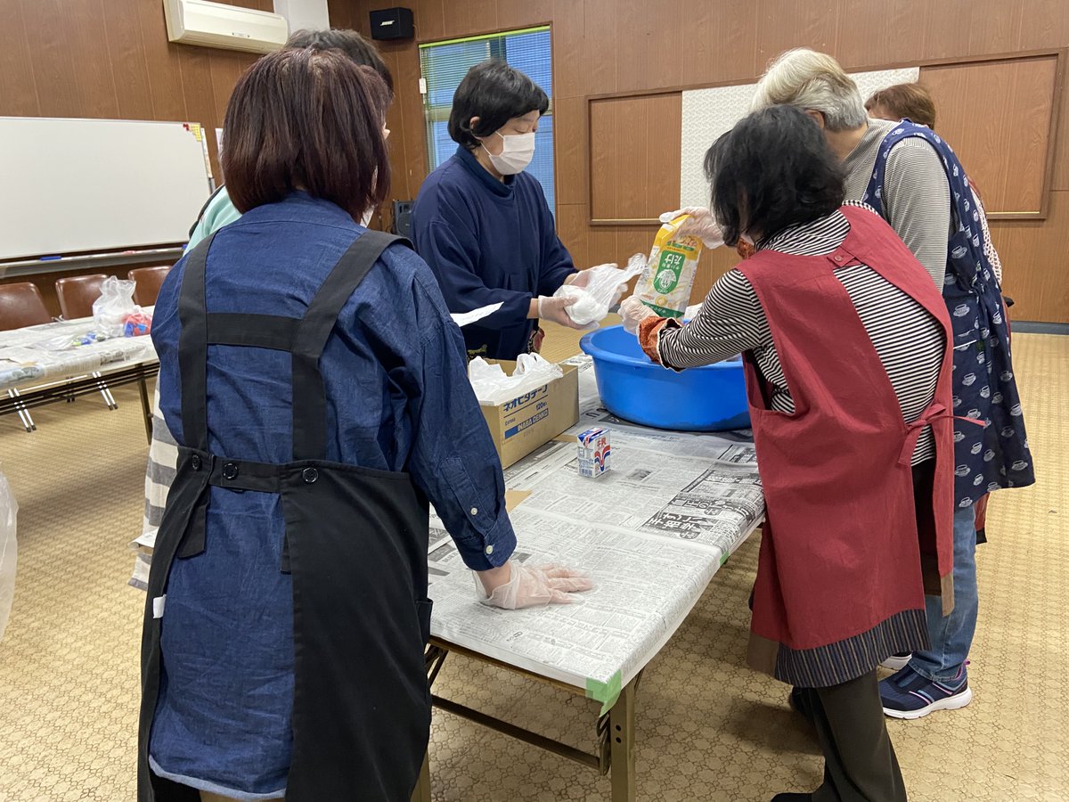 doi_sci's tweet photo. 昨日5月8日(月)19:00より、女性部第1回お楽しみ教室を行いました！
今回は、毎年恒例のゴキブリ団子作りを行いました。

なお、5月7日に予定しておりました女性部花壇清掃は、悪天候のため中止となりました。 https://t.co/H5Pit2ECsA