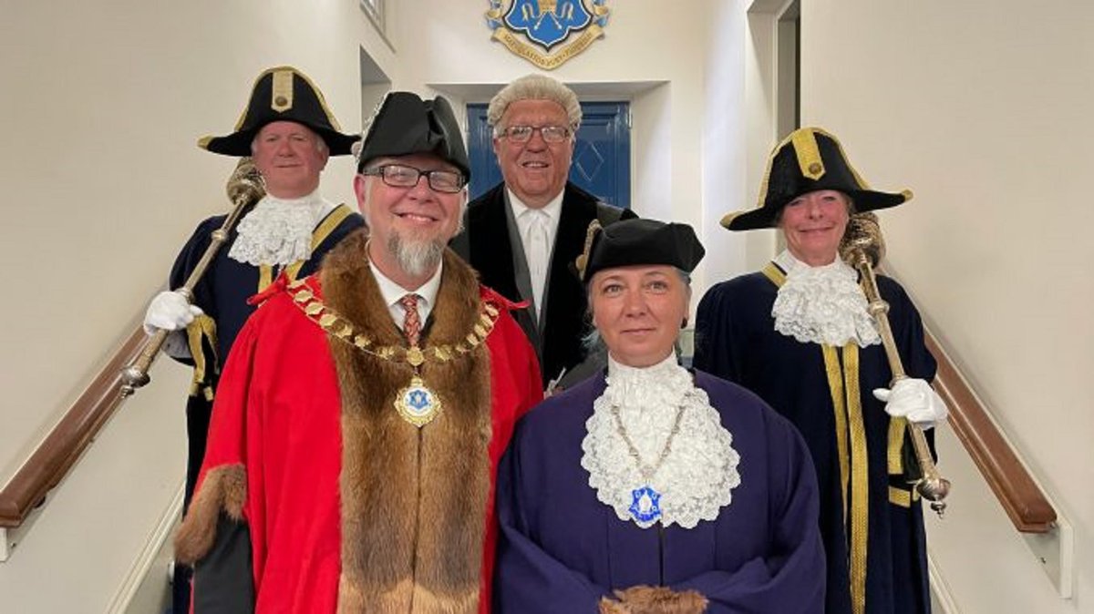 This is the last day of my 4th term as Mayor of #Glastonbury
It’s been an honour and privilege to serve this special place and its community over the past 3 years
With our £23.6 million #TownDeal underway, it feels like a good time to hand over the reins
May Glastonbury Flourish!