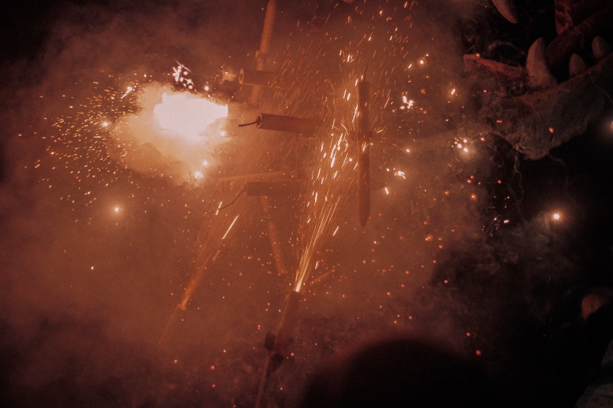 Ja hem començat a treure foc pels queixals, i aquesta setmana els carrers cremaran. 📸 <a href="/marticasellas_/">〠 𝙼𝙰𝚁𝚃𝙸 𝙲𝙰𝚂𝙴𝙻𝙻𝙰𝚂 〠</a>