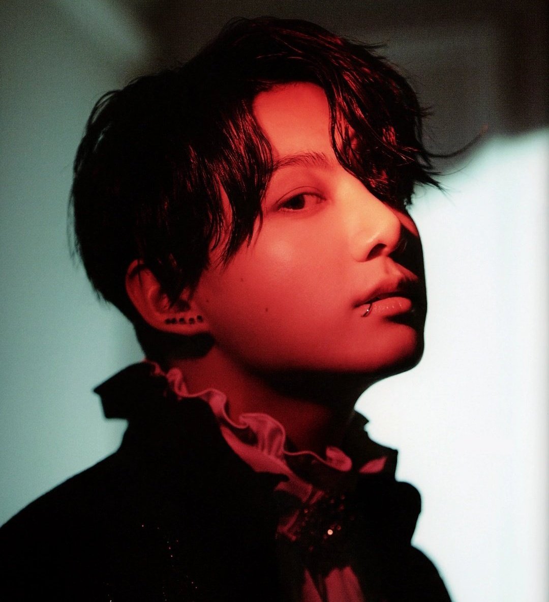 updatecharts's tweet photo. 🚨 VEM AÍ! Jungkook (BTS) está trabalhando em seu álbum solo, afirma a Big Hit Music. https://t.co/hKncXQOAxu