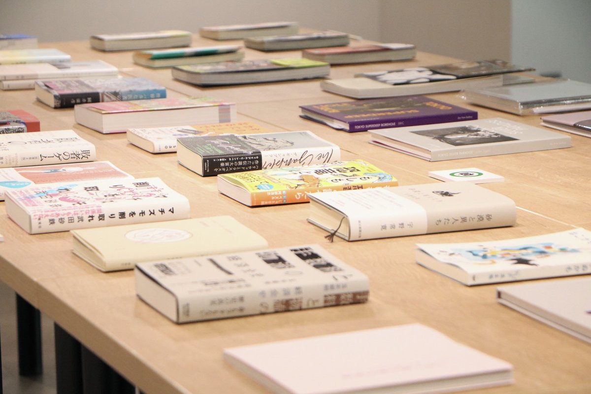 PAPERVOICE_TKY's tweet photo. 📘「本」展2022-2023 BOOKS 📙

平和紙業取扱いのファンシーペーパーを採用いただいた本を展示しています。手にとって紙の風合いや印刷・加工のおもしろさをご体感ください！

★ペーパーボイス東京にて5/31(水)まで。9:00-17:00 土日休館
https://t.co/e7nVeiefcz https://t.co/SKt6yrNr5A
