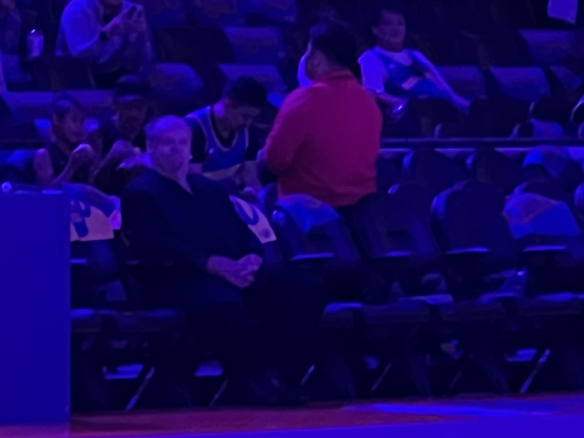 ArashMarkazi's tweet photo. Jack Nicholson is the first one in his seat courtside. https://t.co/H8sSzdIJ5F