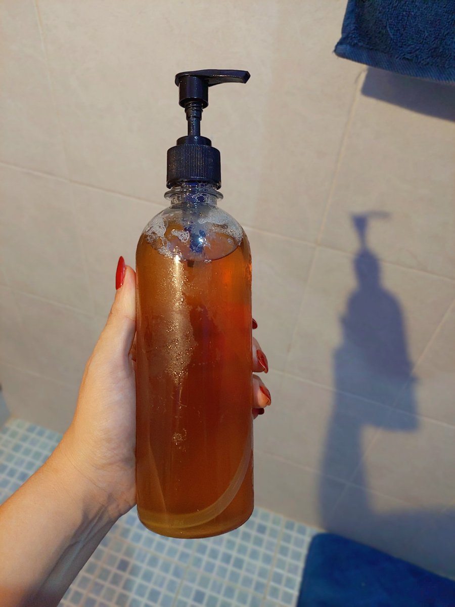 Hoy hice body wash de miel por primera vez y qué delicia. Me bañé con él y la piel me quedó como de post exfoliación y mascarilla humectante. Además huele increíble. Me quiero lamer los brazos.