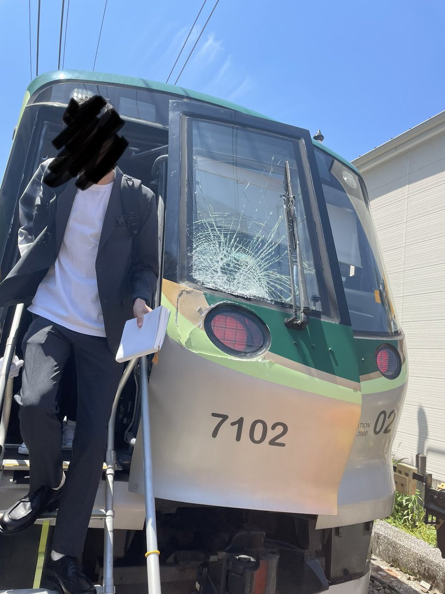 shinyaco's tweet photo. 東急池上線で乗車していた電車が人身事故で緊急停車しました。
30分ほど電車に閉じ込められ、中には気分の悪くなられた方もいました。
振替輸送でタッチせずに皆んな外へ出たため乗り換えで軽く混乱していました。
現場からは以上です。 https://t.co/94D3exn0ke
