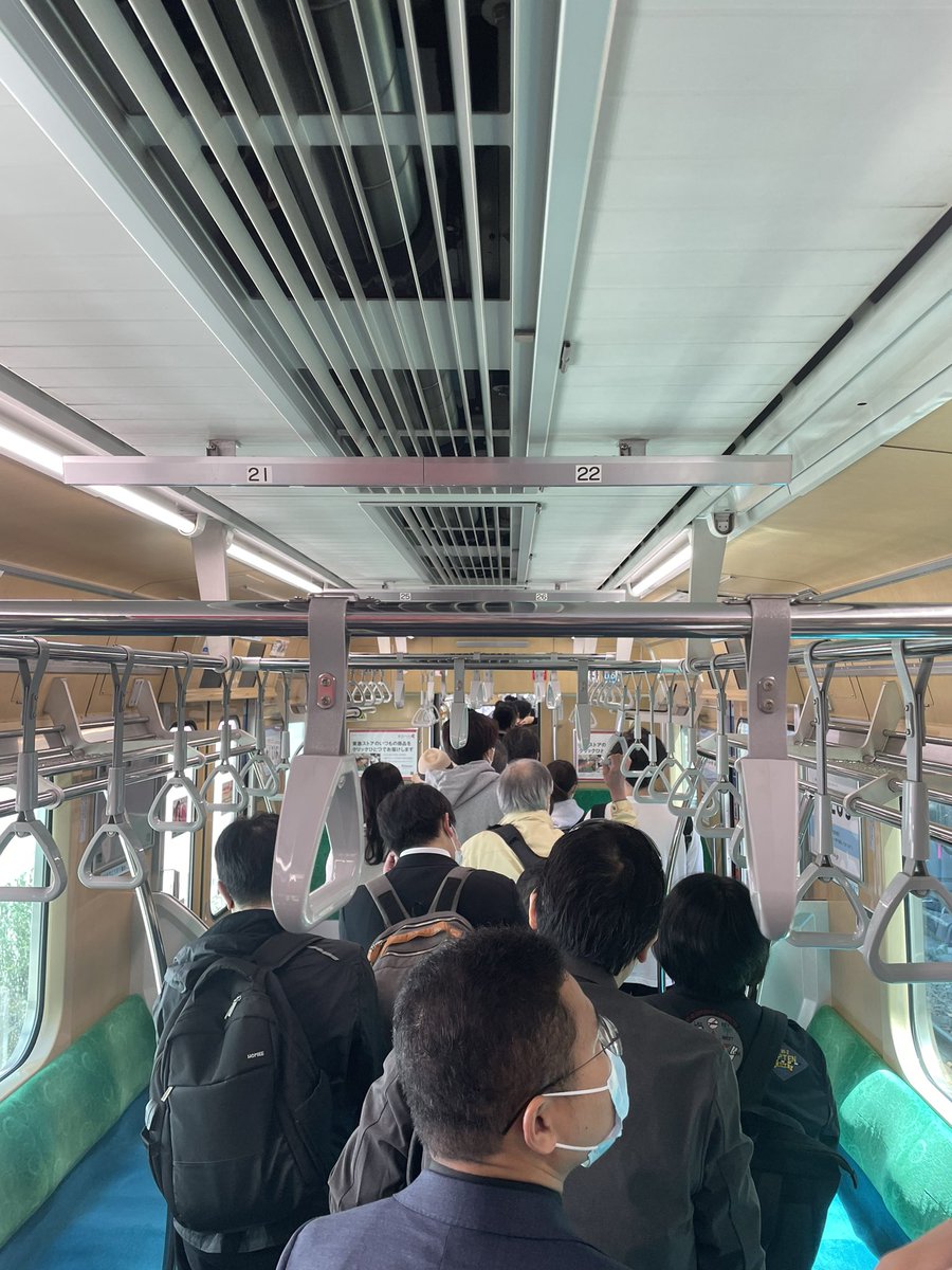 shinyaco's tweet photo. 東急池上線で乗車していた電車が人身事故で緊急停車しました。
30分ほど電車に閉じ込められ、中には気分の悪くなられた方もいました。
振替輸送でタッチせずに皆んな外へ出たため乗り換えで軽く混乱していました。
現場からは以上です。 https://t.co/94D3exn0ke