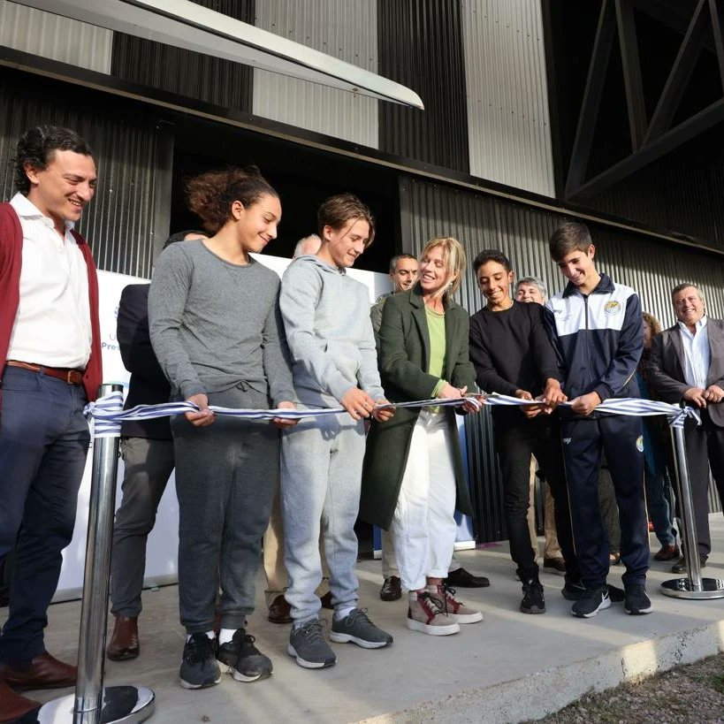 fucanotaje's tweet photo. En la sede de la Federación Uruguaya de Canotaje inauguramos vestuarios, oficina y ss.hh construidos a través de #ConveniosSociales del @mtopuy 
Contamos con la presencia de la Sra. Lorena Ponce de León ,  autoridades del @mtopuy @UyDeporte, deportistas, dirigentes y allegados. https://t.co/hDXD6LPITQ