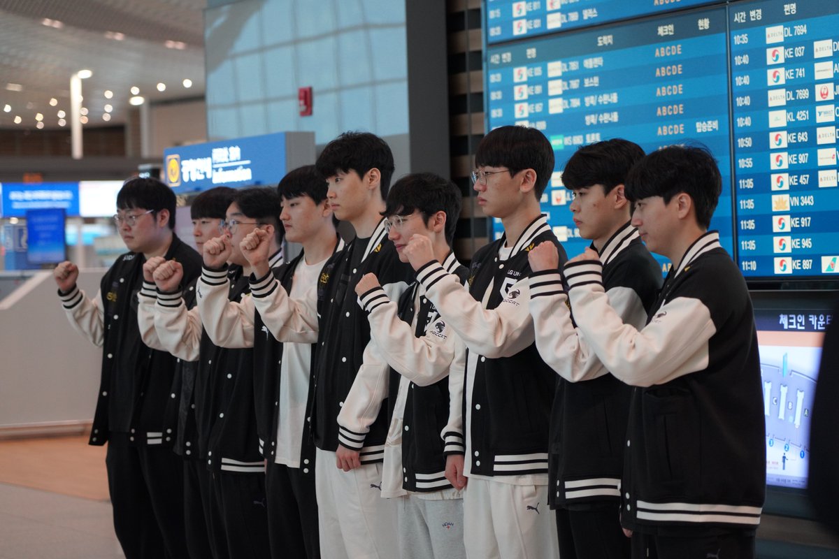 GenG_KR's tweet photo. 런던에 등장한 호랑이들 🐯✈🇬🇧

#MSI2023 #GenGLoL #LCK #TigerNation https://t.co/HyfrWkSMRX