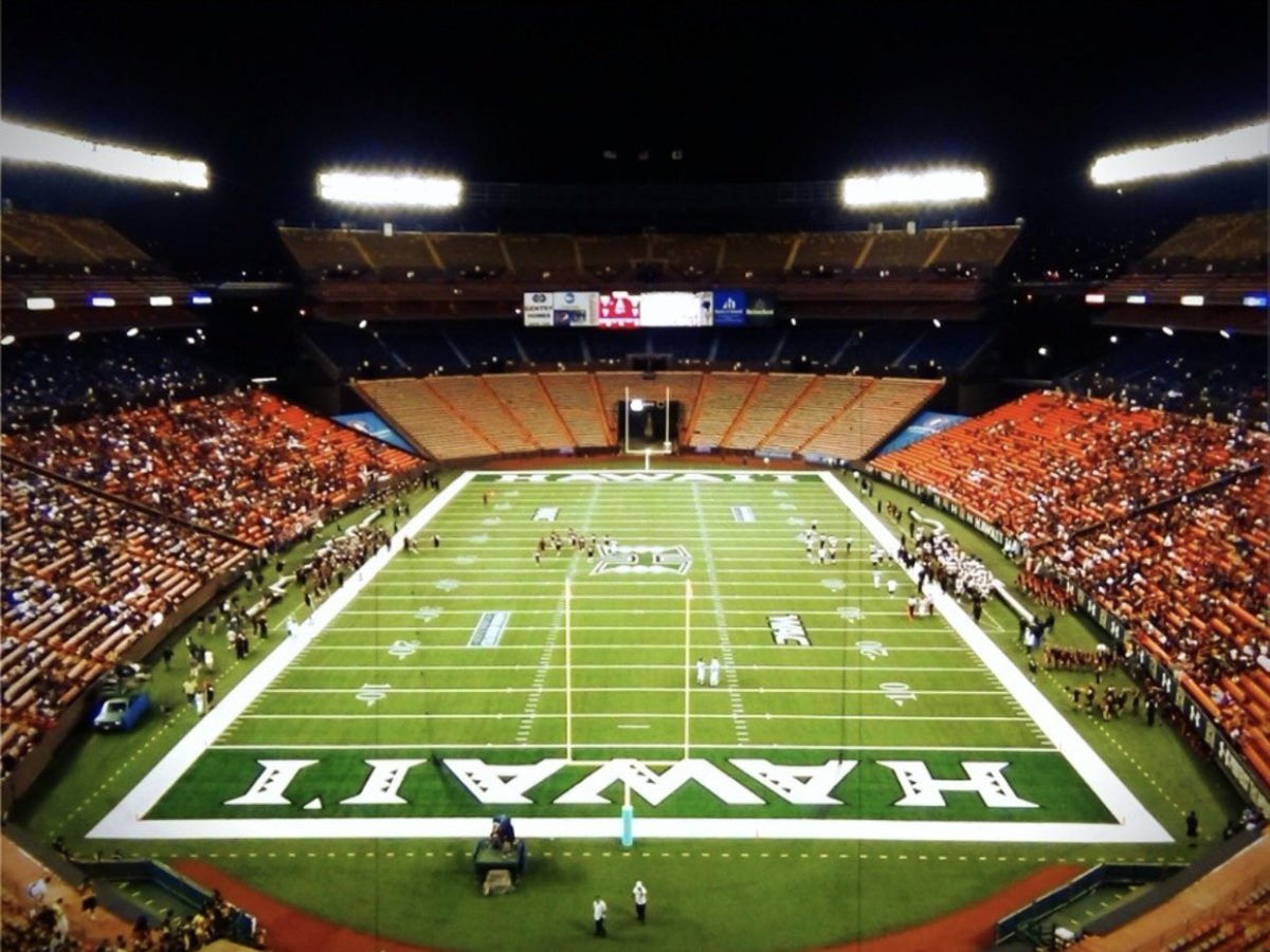 BenjaminDutto16's tweet photo. After a great talk with @CoachShoeUH I’m excited to announce I’ve received an offer to play at the University of Hawai’i at Mānoa 🌊🌈 @Coach_Ena @UH_SClapham @BrandonHuffman @Micah_Chen @NickFarman55 @jimshapiro @CaliDQ @colemanstrength https://t.co/UXIVRyxVmp