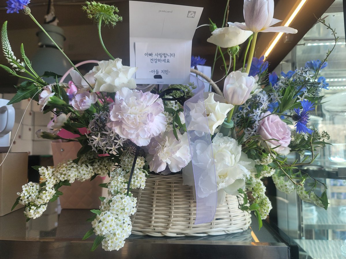 PJiminSupportBR's tweet photo. GENTE 😭

Jimin enviou para seu pai uma cesta de flores de "Dia dos Pais" na Coreia. A cesta está no Magnate Café

O cartão diz:
"Eu te amo pai, fique saudável"
- seu filho Jimin -

A cesta inclui "Bridal Wreath", a flor de nascimento do Jimin. 🥹 https://t.co/Y5Z7PGzbzp