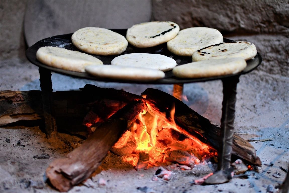 ruanas_andinas's tweet photo. «Hacen otra suerte de pan con el maíz a modo de tortillas, de un dedo de grueso, redondas y grandes como un plato a la francesa, o poco más o menos, y las ponen a cocer en una tortera sobre el fuego, ...» https://t.co/FCzFFixkOQ
