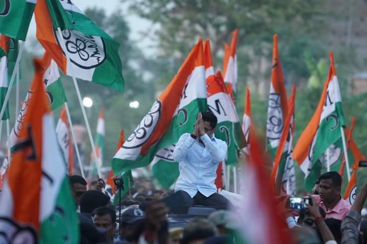 WBTMCPcybercell's tweet photo. MASSIVE road show in Kandi, Murshidabad! 

Thousands of people joined Nat'l GS Shri Abhishek Banerjee during the #JonoSanjogYatra today and  provided him strength and encouragement for the journey ahead.

With #TrinamooleNaboJowar, we shall reach every nook and corner of Bengal. https://t.co/FGzu2rG4EZ