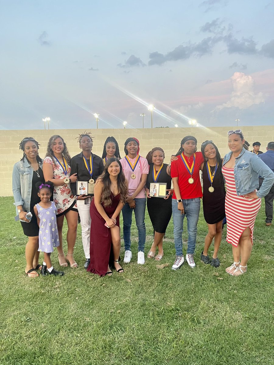 FFA_GirlsBBall's tweet photo. 𝒜𝓃𝒹  𝓉𝒽𝒶𝓉𝓈 𝒶 𝓌𝓇𝒶𝓅....... 💙💛🦅
23 𝗔𝘁𝗵𝗹𝗲𝘁𝗶𝗰 𝗕𝗮𝗻𝗾𝘂𝗲𝘁 @Twin_Mya2024 @Twin_Mia2024 @tata_2024 @jourdanjones24 @nyygotnext @KatherineTalam7 @coach_jones13 @mackcassh4 https://t.co/r55vISPisR
