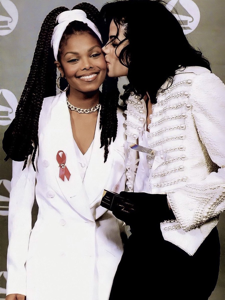 NIYMUSE's tweet photo. Offset referencing Michael Jackson’s 1993 grammy outfit at the world premiere of 'The Little Mermaid' https://t.co/rJ03Dvf85S