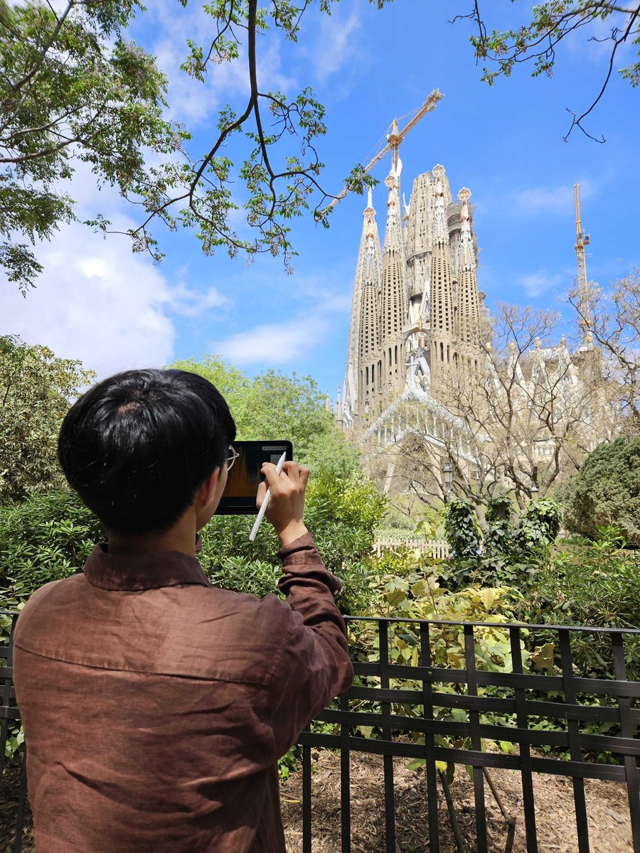 kwan3d's tweet photo. I went to Sagrada Familia, an "ongoing" masterpiece of Gaudi, in Barcelona, Spain. I drew the church's present (orange) and future (pale orange) with @feather_3d. Watching, drawing, and imagining how the finished church would look was fun!

#f3d #feather3d #3dsketchbook https://t.co/O7AYWkUlk8
