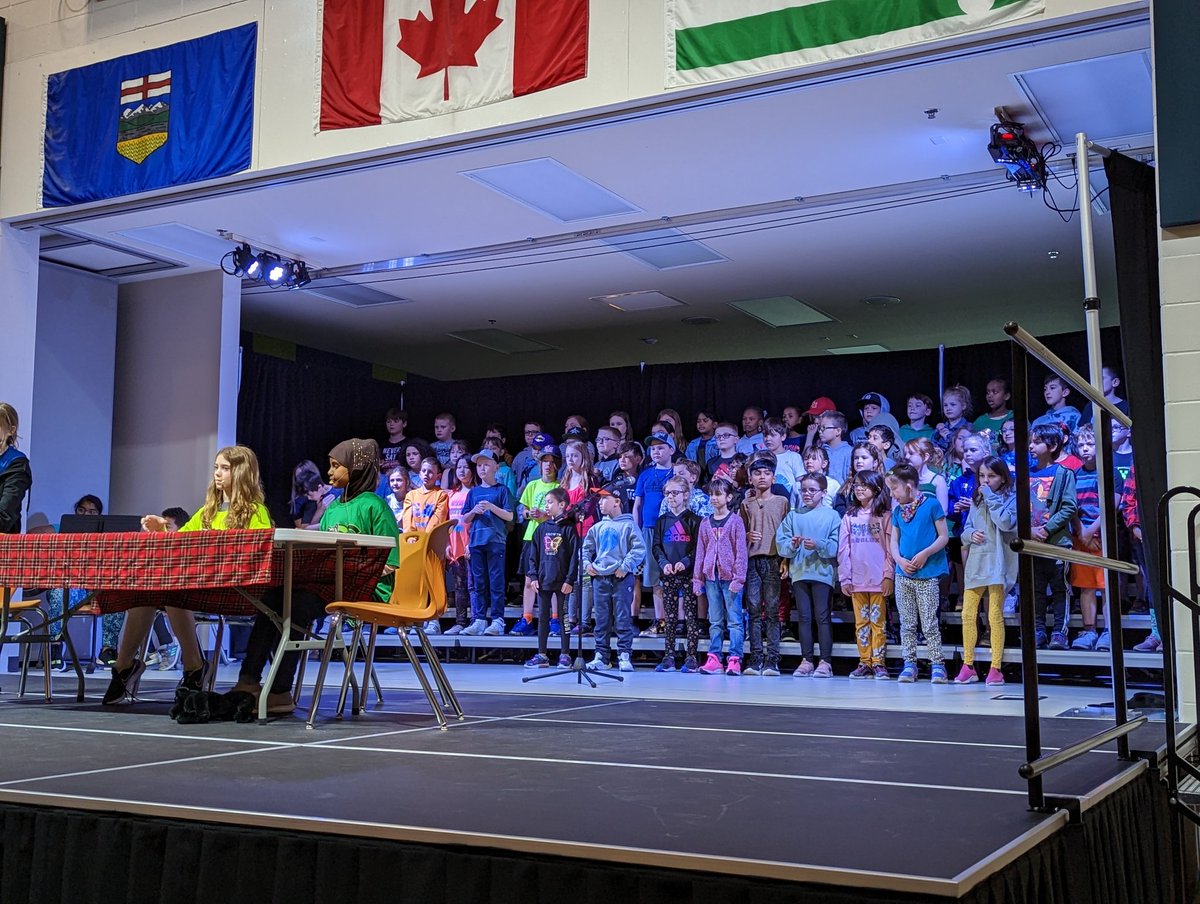 MsBarringtonCG's tweet image. Getting ready for the Spring Musical! @ChristinaGFMPSD @FMPSD @PowerMusic15 #iteachthird #dressrehearsal #springmusical #grade3istheplacetobe