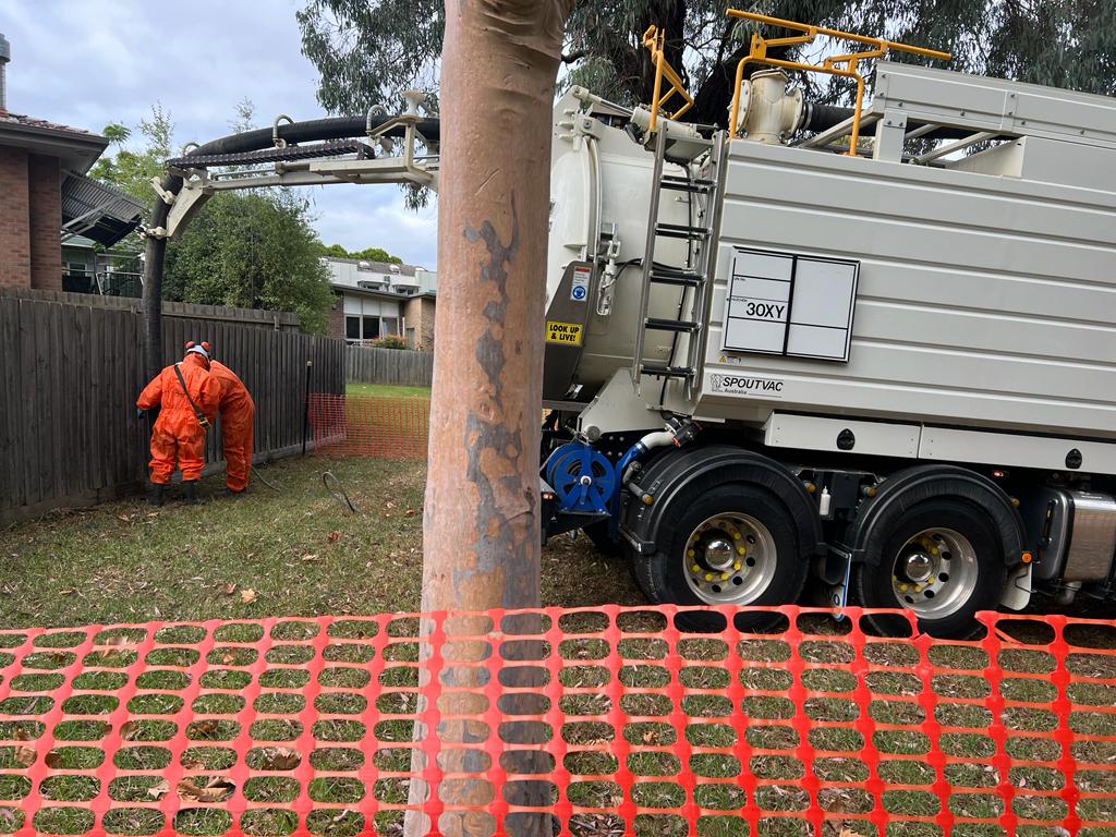 DunstoneCivil's tweet photo. This method is much safer for tree roots than using an excavator…. even though on this occasion there was hardly any tree roots in the way.
#DCIVIL #dunstonecivil #civil #civilworks #melbournewater #savethetrees #ecowarrior #worksucks #tuesday #camberwell https://t.co/VDu2IMclTd