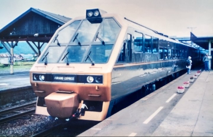 今日はキハ59の日ということで国鉄が1985年、キハ56系の改造により北海道初の欧風気動車として誕生したアルファコンチネンタルEXPです。その後の道内観光列車の先駆けとなりました。フラノラベンダーEXPとして運転されていた頃、札幌～富良野で乗車しました思い出があります。