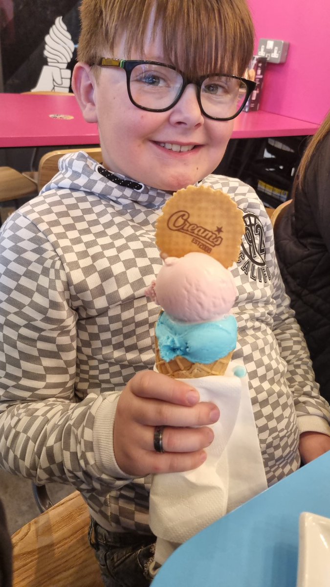 ItsStaceyt94's tweet photo. Had a fun filled day yesterday, crazy golf, dinner and dessert! @LadywoodKH @class_chestnut https://t.co/KtmLlLJJn5