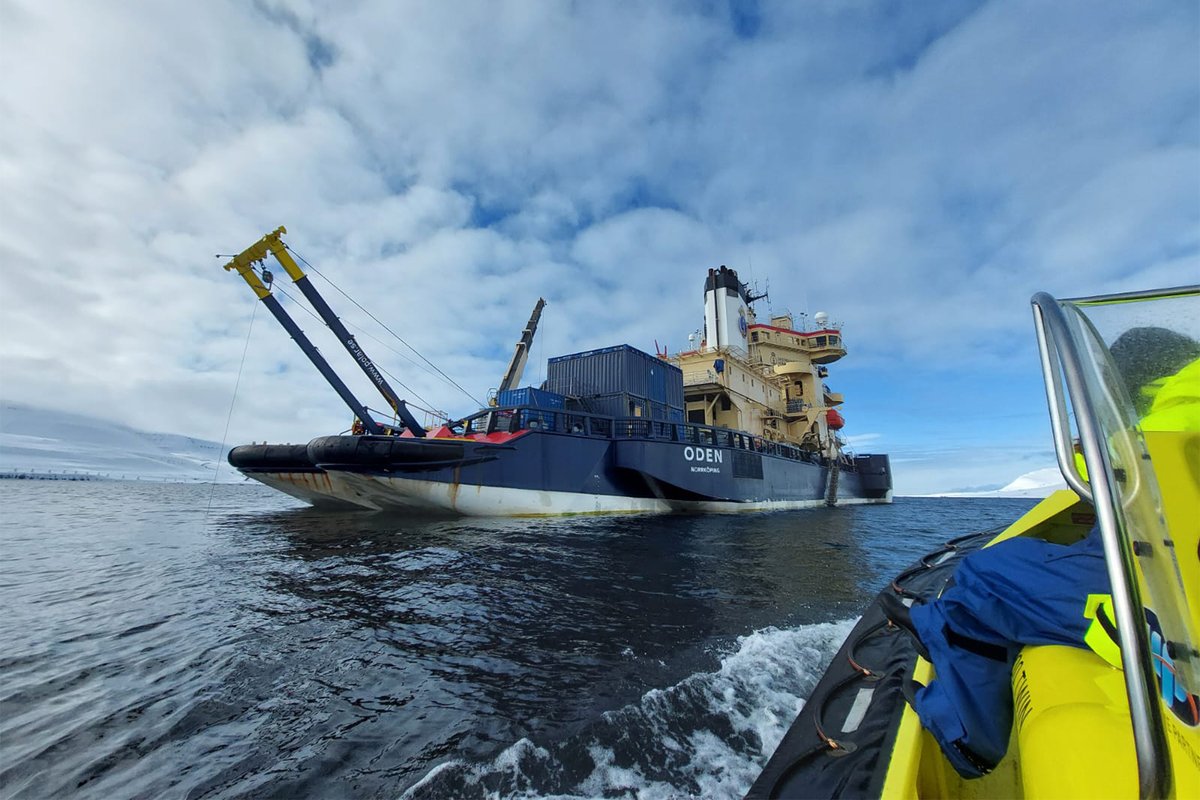 Mit dem Eisbrecher 'Oden' ist die #Klima-Expedition #ArtOfMelt2023 @polarforskning zu Beginn der Schmelzsaison in die #Arktis aufgebrochen. Dabei sind Wissenschaftler der #TUBraunschweig. Sie untersuchen mit der Helikoptersonde u.a. Warmluft-Einbrüche.
👉 lnk.tu-bs.de/jHcCW8
