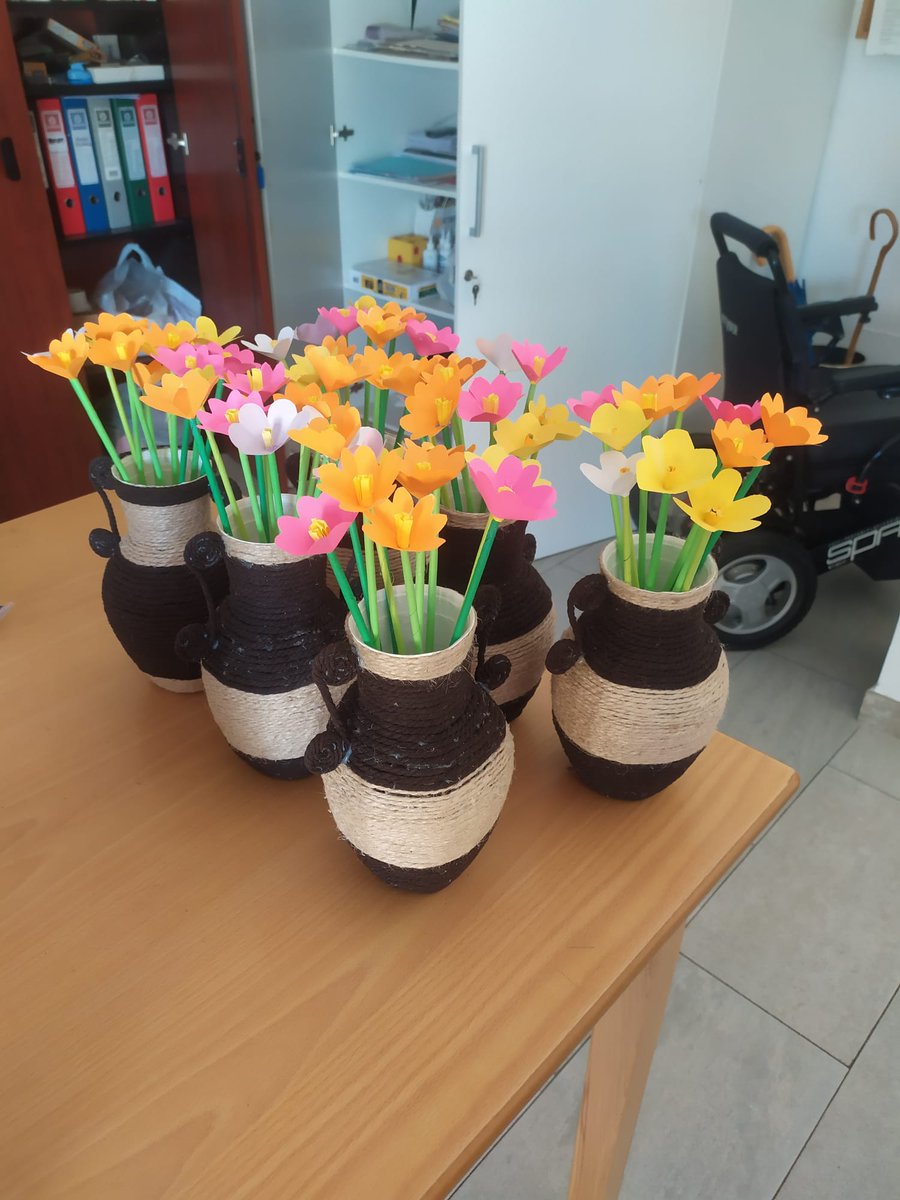 CDRSequillo's tweet photo. #Nuestr@s mayores del #ServicioDePromociónDeLaAutonomía del @CDRSequillo en #Castronuño, también han querido celebrar el #DíadelaMadre realizando estos bonitos floreros. 🧓👴💐🥰 https://t.co/LyyhQVN056