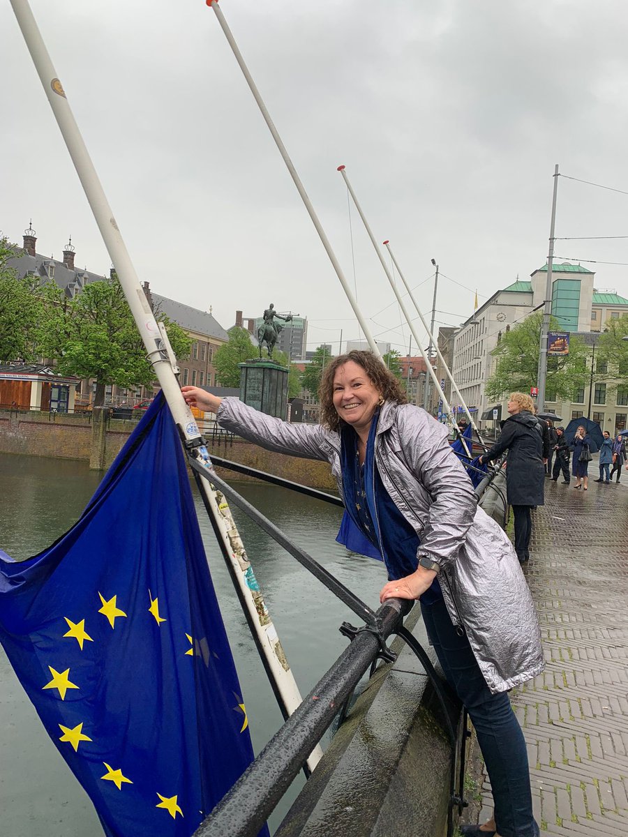 Vandaag staan we stil bij ruim zeventig jaar samenwerking ipv slagvelden tussen de landen van de Europese Unie 🇳🇱🇪🇺💪🏾☔️ 

“Europese samenwerking 🇪🇺💶duur? Dan weet je niet wat oorlog kost” 

@EUolifant <a href="/jan_vanzanen/">Jan van Zanen</a> <a href="/dehaagse/">De Haagse Hogeschool / THUAS (INACTIEF/INACTIVE)</a>