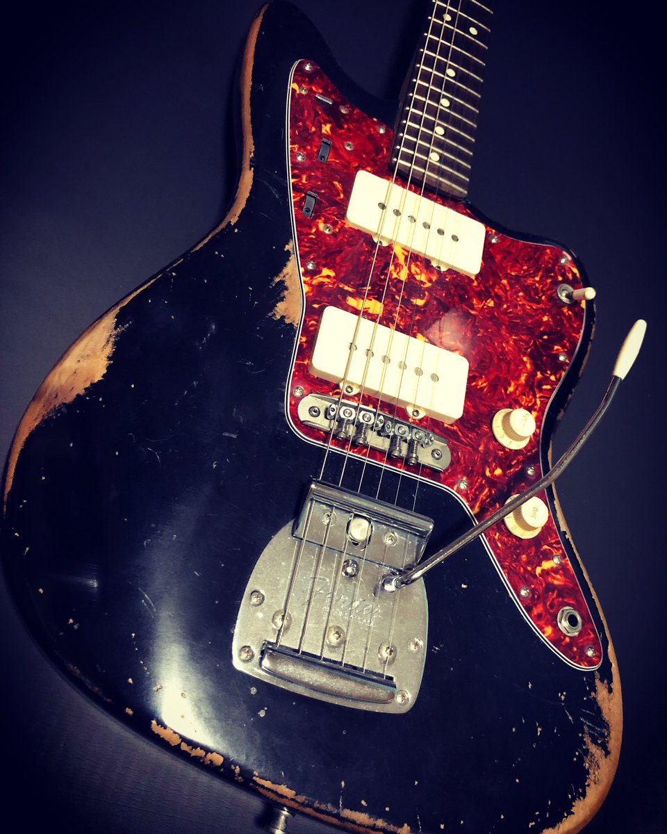 なんだかんだ黒ボディに赤べっ甲
最強説( * ॑꒳ ॑*)

#guitar #guitars #fender #fenderguitars #fenderjazzmaster #jazzmaster #customguitars