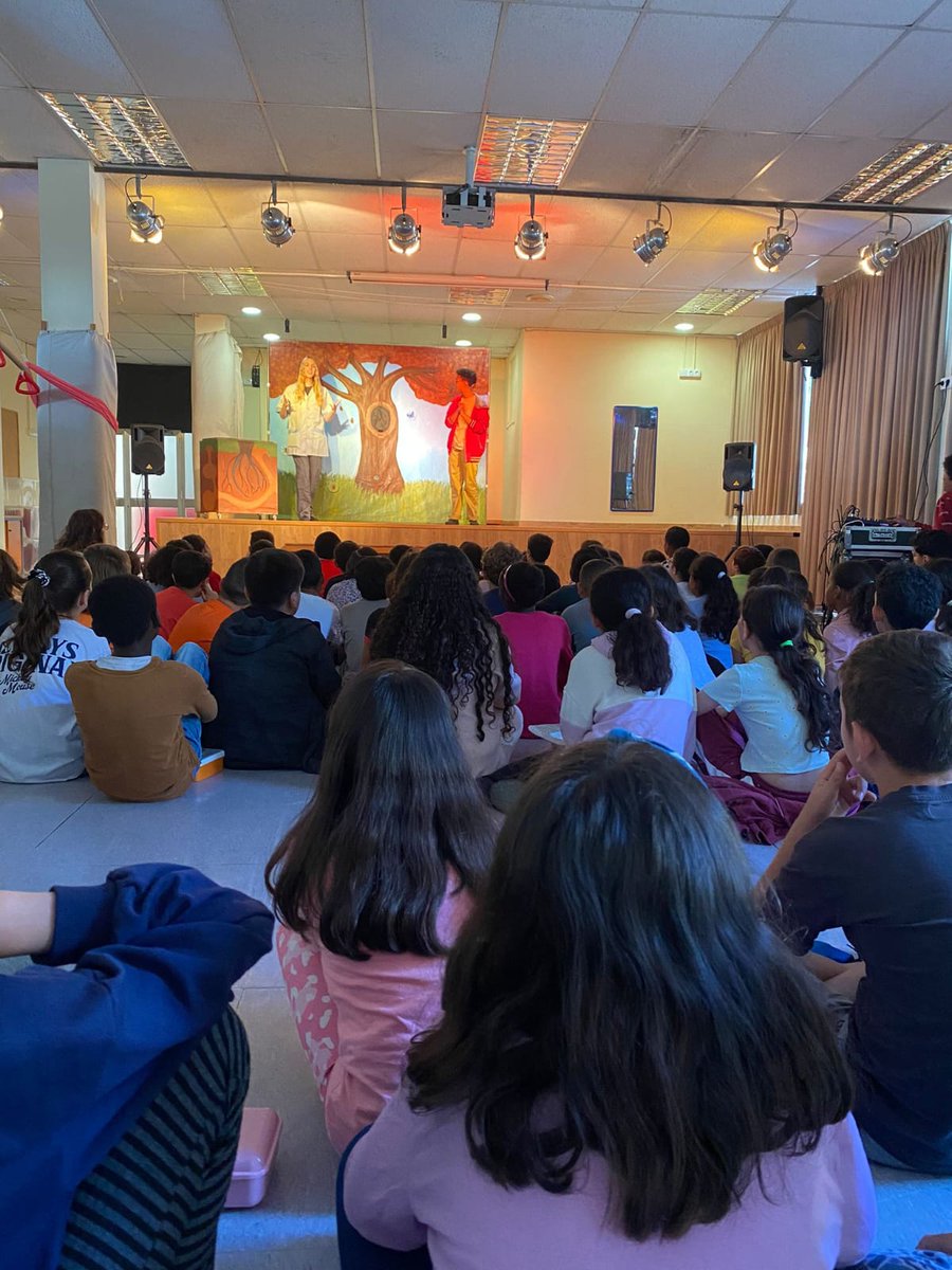 Tots els nens i nenes de primària van gaudir ahir d'una obra de teatre en anglès. Què bé ho hem passat! Hem cantat cançons, parlat amb els actors i rigut molt. Alguns fins i tot han pogut pujar a l'escenari. Amazing! Thank you <a href="/lookoutcompany/">LOOK OUT</a> #english <a href="/aliancesmagnet/">Aliances Magnet</a> <a href="/educaciocat/">Educació</a>
