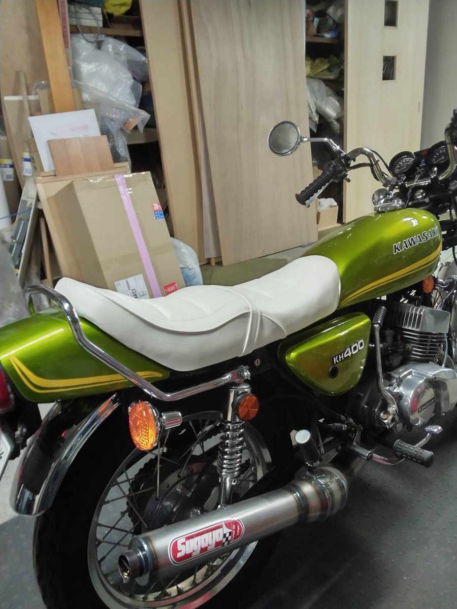 SeatBob's tweet photo. キレイなKHに着いているシートは座面パターンが旧車風っぽいオリジナル柄で前後アンコ抜きの2段シートに見えるのですが、フロント座面のスポンジ形状が特殊な加工を施してあり座った時に尾てい骨に負担が掛かりづらい形で作りました✨
03-6423-1360
https://t.co/Edf8BYCLhZ
#kh https://t.co/zzDYZrU6gK