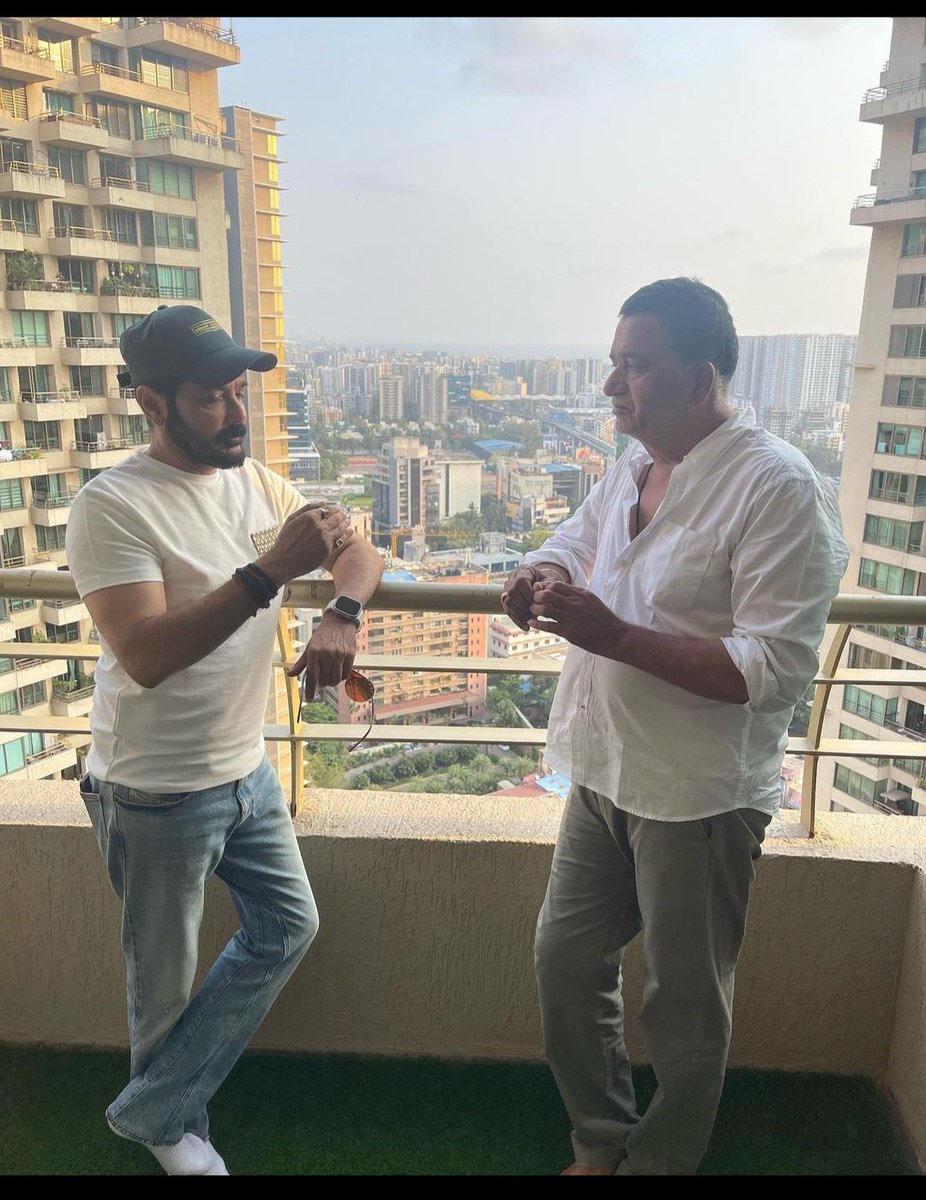 saikatbiswas070's tweet photo. Megastar Prasenjit and #Shyam_Koushal discuss #Devi_Chaudhurani in Mumbai.
Actor @vickykaushal09 father #Shyam_Kaushal is the fight master of the film. The film will release #Pan_India in 2024
@prosenjitbumba @shamkaushal09 @srabantismile @SubhrajitMitra https://t.co/SeQ313PNOO