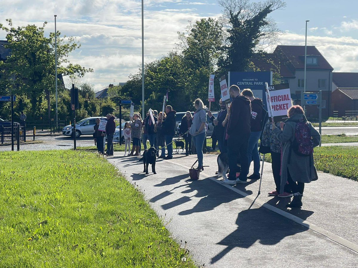 UCUNorthern's tweet photo. Local Councillor Ian Hazeldine is among those who’ve come to show their support for the pickets at Darlington College @ucu as they ask for decent pay and to #RespectFE
Solidarity messages to: @UCU_Darlington
Details of dispute:
https://t.co/WovEePtTrj https://t.co/tU8vAzJDrr