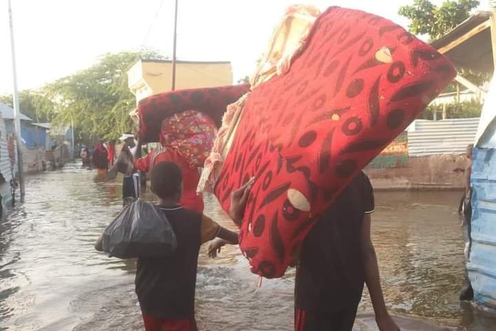 AbdallaHuOsman's tweet photo. Heavy flooding in #Baledweyne last night displaces hundreds of families. #Somalia https://t.co/4IgtxZo99C