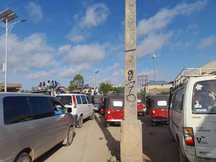 AbdallaHuOsman's tweet photo. Heavy flooding in #Baledweyne last night displaces hundreds of families. #Somalia https://t.co/4IgtxZo99C