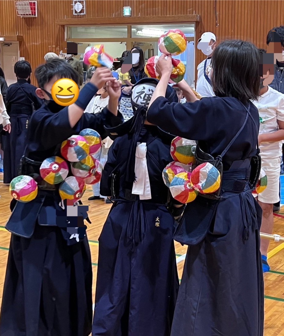ozoneterauchi's tweet photo. 【第2弾】おかしくじ引き大会
今週金曜日は北条小学校で開催です。
前回1番人気の紙風船割り、写真は先生のお手本。。風船がはじけた😆😆
ナマで見たい人・やってみたい人、続きは北条小学校で。。みんな集まれ〜‼️

#北条 #豊中 #お菓子 #剣道 #体験 https://t.co/xJpy6GckFR