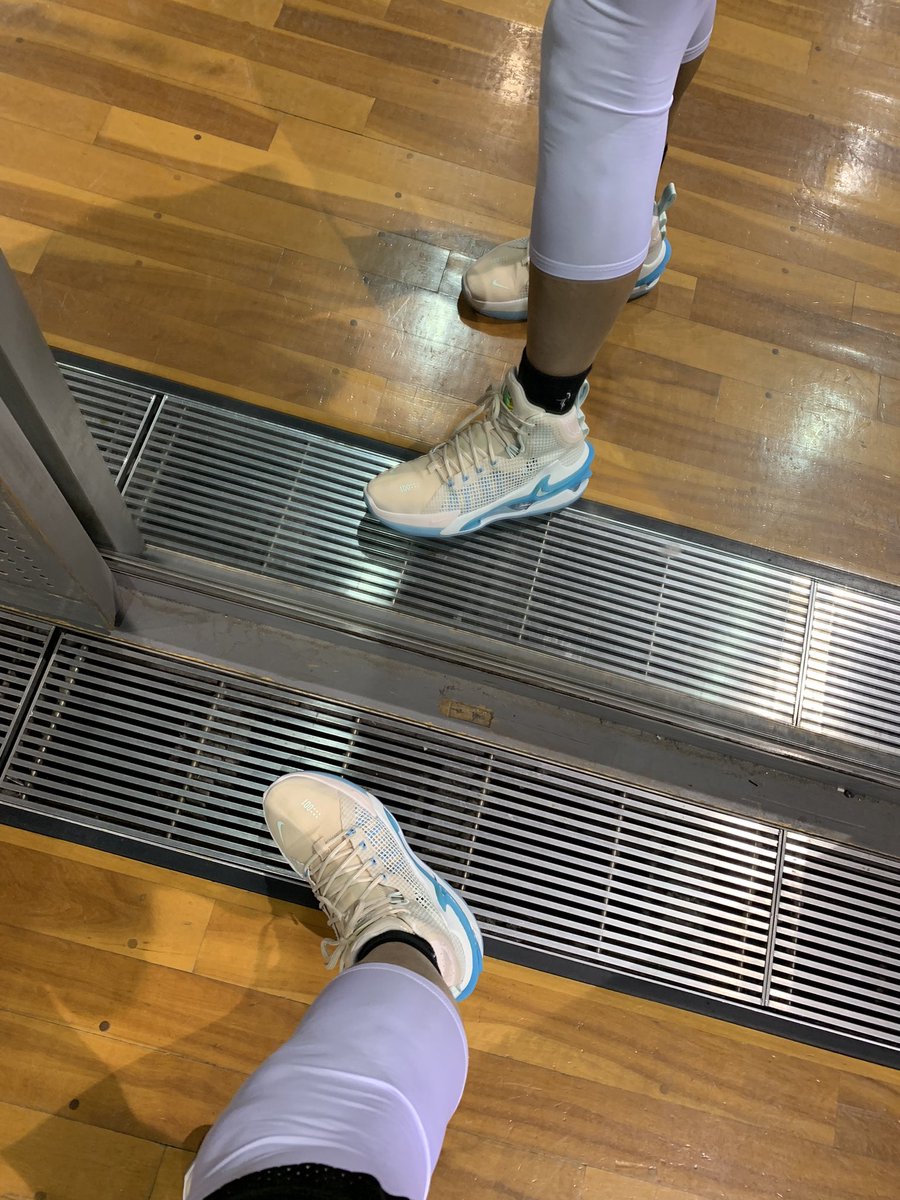w38mulLNpkaspc5's tweet photo. 名前のとおりめちゃくちゃジャンプしやすいバッシュでした！
ただ最高到達点が上がるとゆう訳ではなく軽いジャンプがいつもより楽にできるとゆうかんじでしょうかね😅

#GTJUMP
#NIKE https://t.co/HX62pLluCm