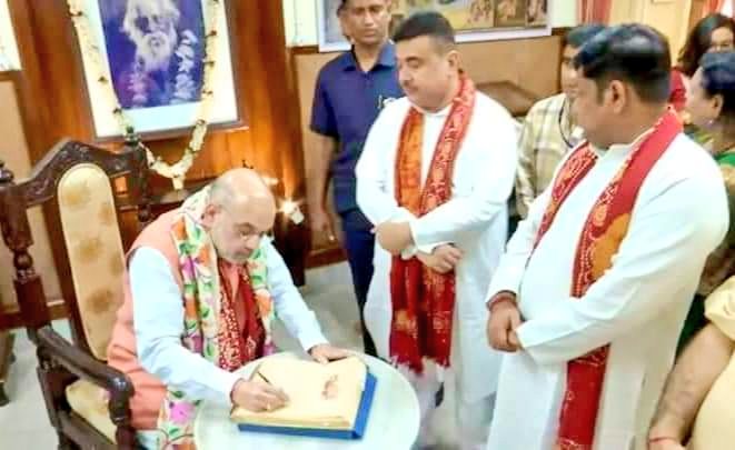 PhalguniPatraWB's tweet photo. পঁচিশে বৈশাখ বাঙালির কাছে শুধু একটি তারিখ নয়, আবেগ ঘন একটি বিশেষ দিন, এই শুভ দিনে কেন্দ্রীয় স্বরাষ্ট্রমন্ত্রী শ্রী অমিত শাহ জী বাংলায় জোড়াসাঁকো ঠাকুর বাড়িতে সকলের সঙ্গে কবিগুরুর জন্মদিন উদযাপন করছেন।  

#KobigururBanglaiShah https://t.co/8PACUNXAps