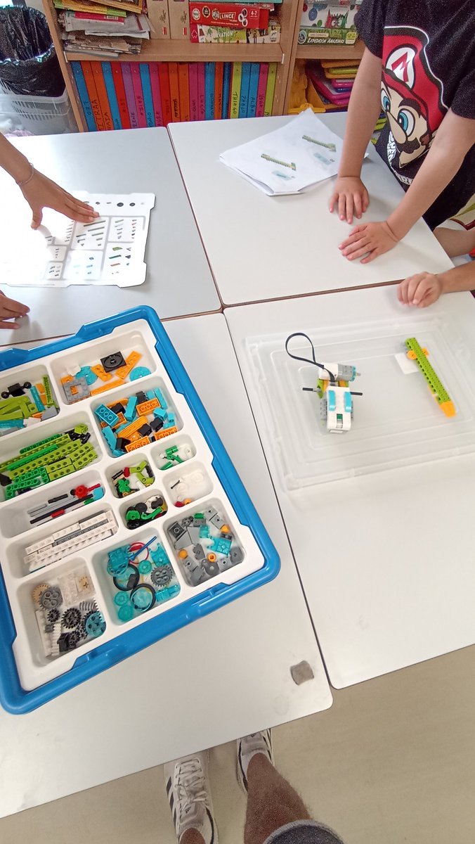 Trabajando robótica de manera cooperativa con LEGO WEDO2.0 en segundo de Primaria. Ya solo nos falta terminar de construir el robot y programar con los ipads. <a href="/ColeTempranales/">Colegio Tempranales</a> #somostempranales