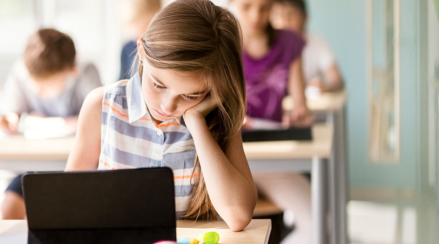 Det är viktigt att skolorna inkluderar de digitala miljöerna i sitt förebyggande trygghetsarbete. Risken är annars att elever lämnas ensamma om de blir kränkta på nätet. Det visar vår nya granskning. bit.ly/41gBKwb
#skola #utbpol #nätkränkningar #mobbning #trygghet
