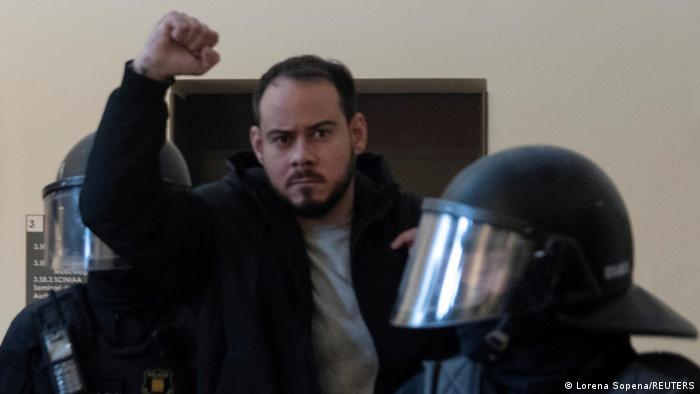 antirepreBCN's tweet photo. ⚠️ ÚLTIMA HORA! Traslladen al company i pres polític @PabloHasel a l'hospital penitenciari de #Terrassa per fer-li les proves mèdiques.

❌ Estarem atents al que pugui passar. El company fa mesos que espera ser atès en condicions normals i arrossega problemes estomacals. @Esquerra_ERC, compleix la teva paraula!

#SOSPabloHasel
#ProvesMèdiquesJa
#AmnistiaTotal