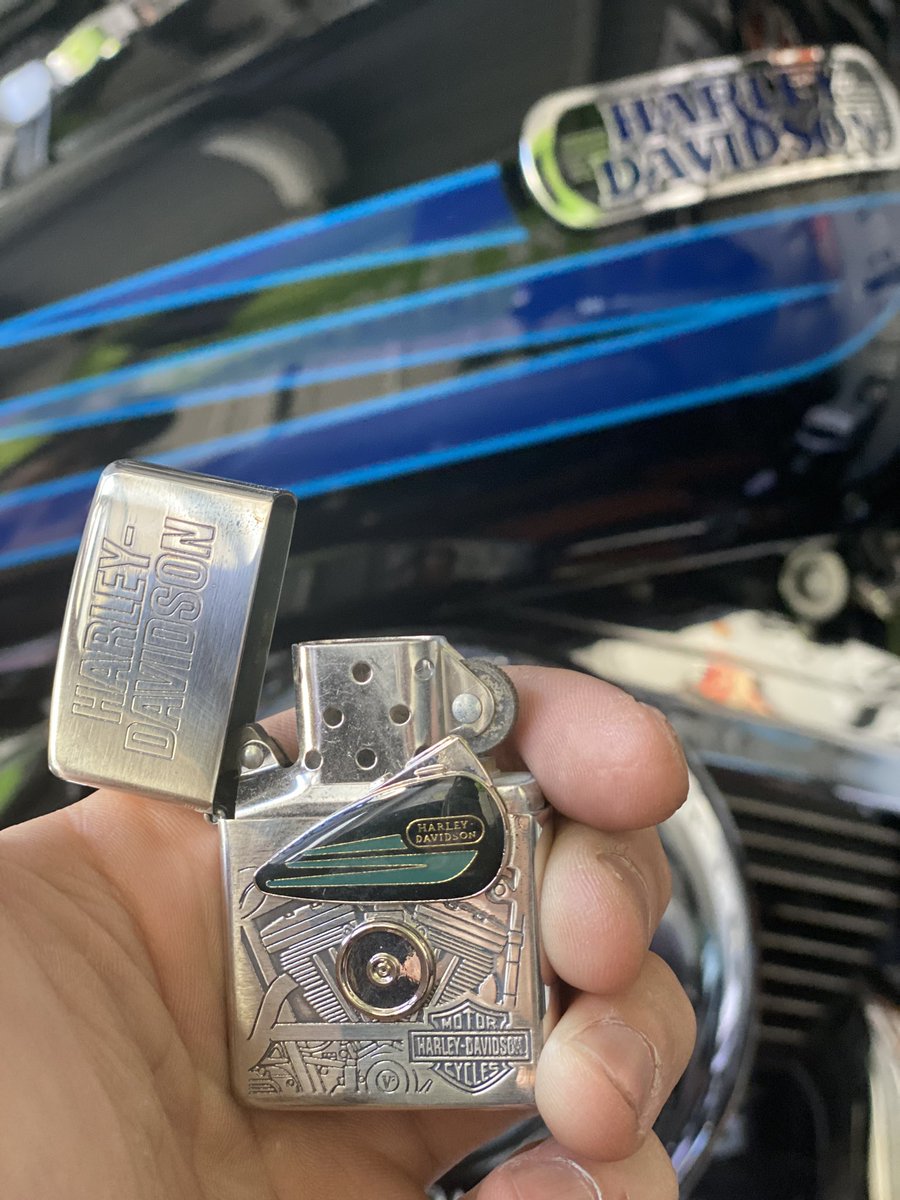 OY0iBF0nLZCfnSj's tweet photo. タンクと同じ柄のZippo。
#ハーレー
#FXSTSB
#タンク
#ZIppo https://t.co/fskszauvTY