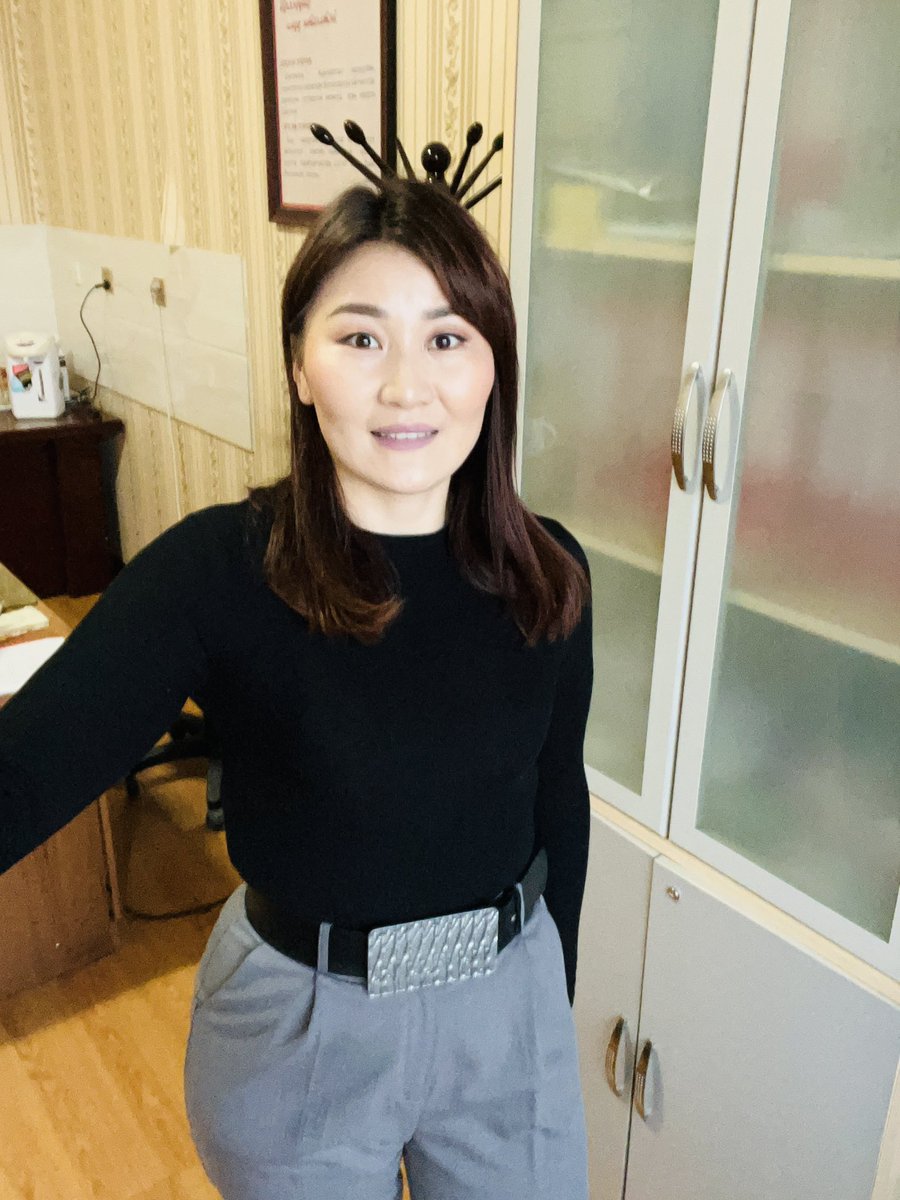 Хүмүүсийн хошуугаа татаж явах зүйл бол
"Хүний хувийн амьдрал" юм.
Тийн тээ👌