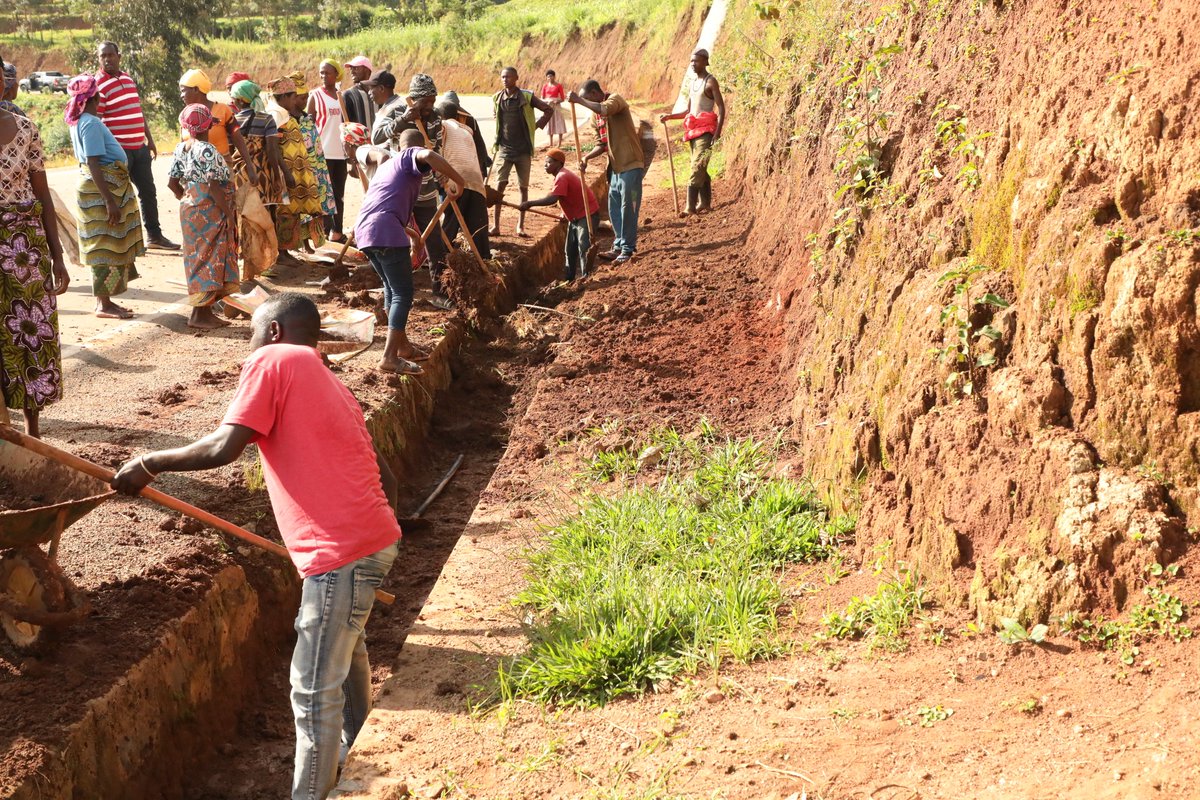 NyaruguruDistr's tweet photo. Nonaha: Ubuyobozi bw'Akarere bwifatanije n'abaturage b'imirenge ya Kibeho na Munini mu #GITONDO CY'ISUKU hasukurwa ingo ndetse hakurwa ibitengu mu mihanda byatewe n'ibiza
#IsukuNiIsokoyUbuzima https://t.co/CKh1710Dqx