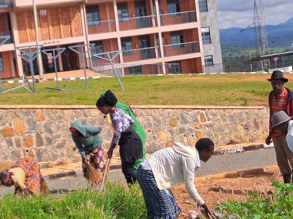 NyaruguruDistr's tweet photo. Nonaha: Ubuyobozi bw'Akarere bwifatanije n'abaturage b'imirenge ya Kibeho na Munini mu #GITONDO CY'ISUKU hasukurwa ingo ndetse hakurwa ibitengu mu mihanda byatewe n'ibiza
#IsukuNiIsokoyUbuzima https://t.co/CKh1710Dqx