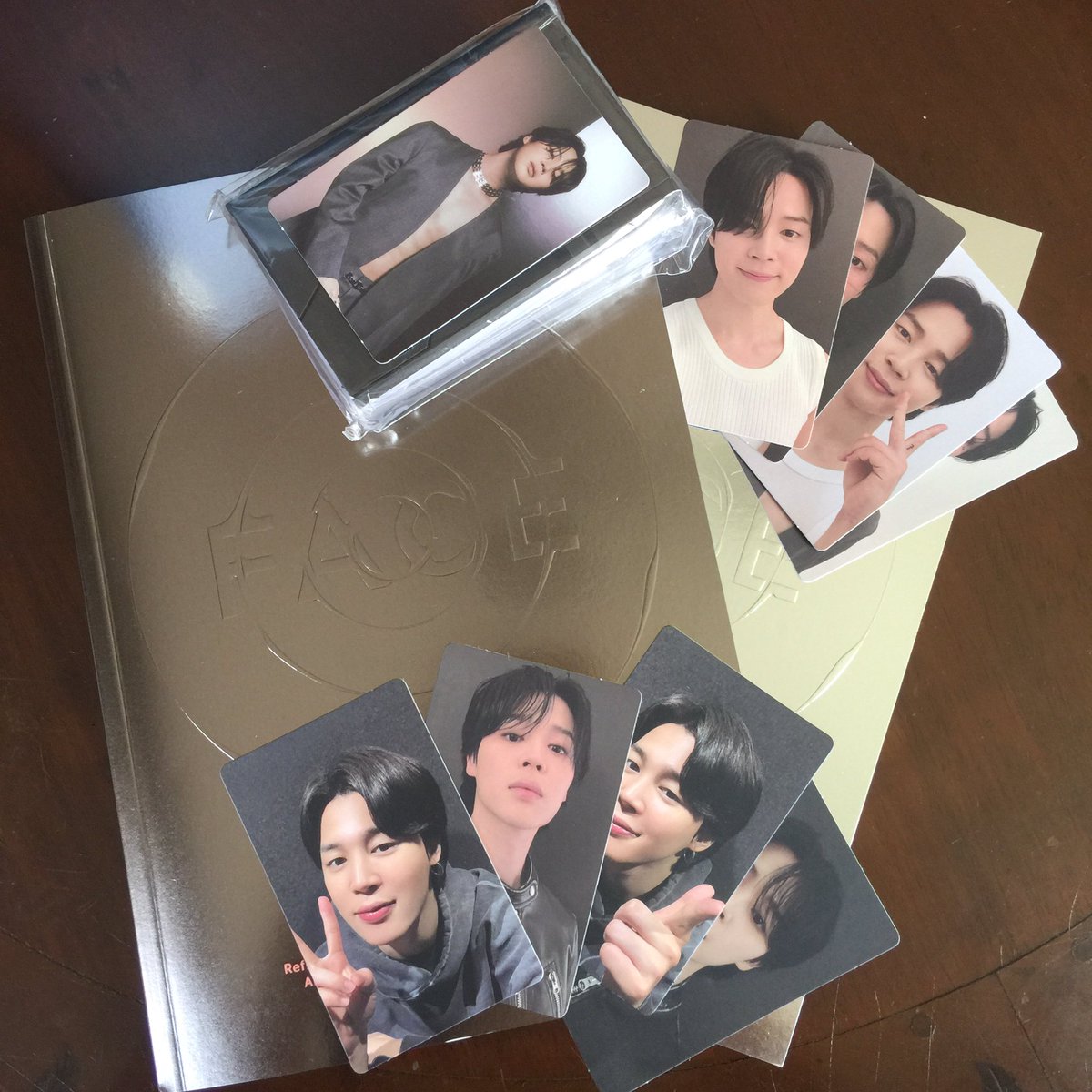 jmnlatte's tweet photo. my face set came home thank you very much @bookstacker_ph and theres so many jimin cards im super happy!! ๐ญ๐
#StackerFeedbacks https://t.co/yG0DBjk3ID