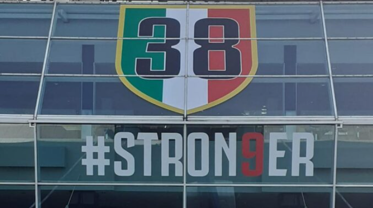 vergognopoli's tweet photo. questa immagine è l'emblema della scorrettezza, arroganza, illegalità della società @juventusfc e di tutti i suoi tifosi #gobbi,i quali dovranno pagare il prezzo delle loro vittorie fasulle. La slealtà nello sport corrisponde all'omicidio nella vita reale: uccide la competizione https://t.co/d5sR0xO55j