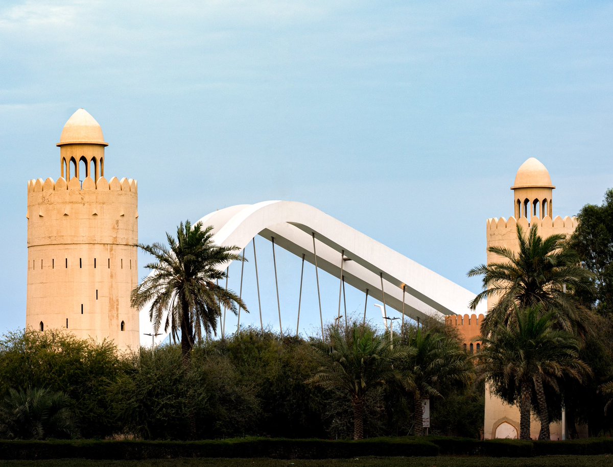 by_bdr's tweet photo. الفن المعماري في الماضي و الحاضر

حصن المقطع (1950s) x جسر الشيخ زايد (2010) https://t.co/4n3n65cdPS