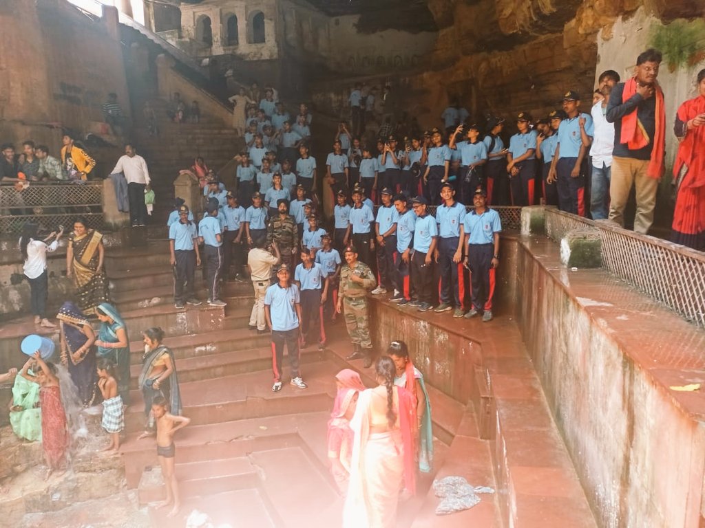 Ramkumar_AryaN's tweet photo. @25mpbnnccchhatr
@NccDteMPCG
#EBSB_NIC_CAMP
Our EBSB camp  is visited word heritage khajuraho or dhubela Swachhata mission They do well in upcoming debate competition of EBSB.
@HQ_DG_NCC https://t.co/ZCynLwphZC