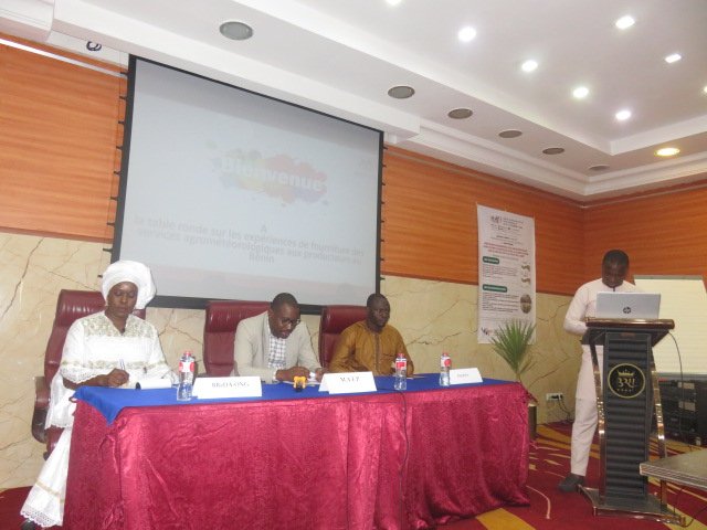 " Les producteurs.trices face aux défis des changements climatiques : un pas vers la résilience"
Table ronde des acteurs agricoles sur la fourniture des données météorologiques organisé par <a href="/BReDA/">Gemeente Breda</a>-ONG
J'Y étais. 
 #agriculture #Changement_Climatiques